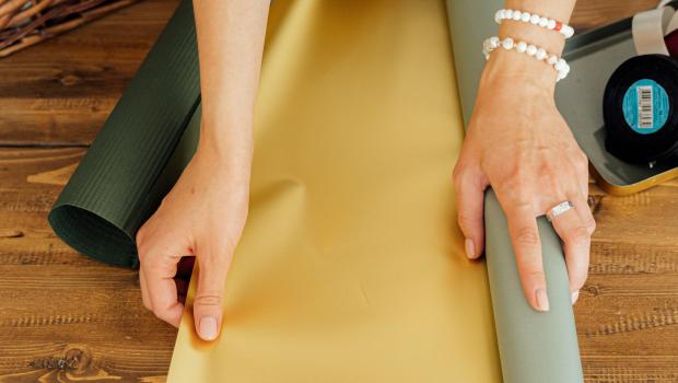 Gezellige vrijdag: inpakpapier versieren en servetten plooien © pexels